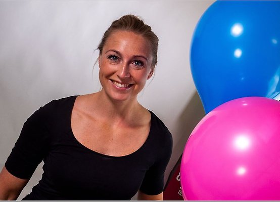 Hanna Jonzon står i ett rum med ballonger.